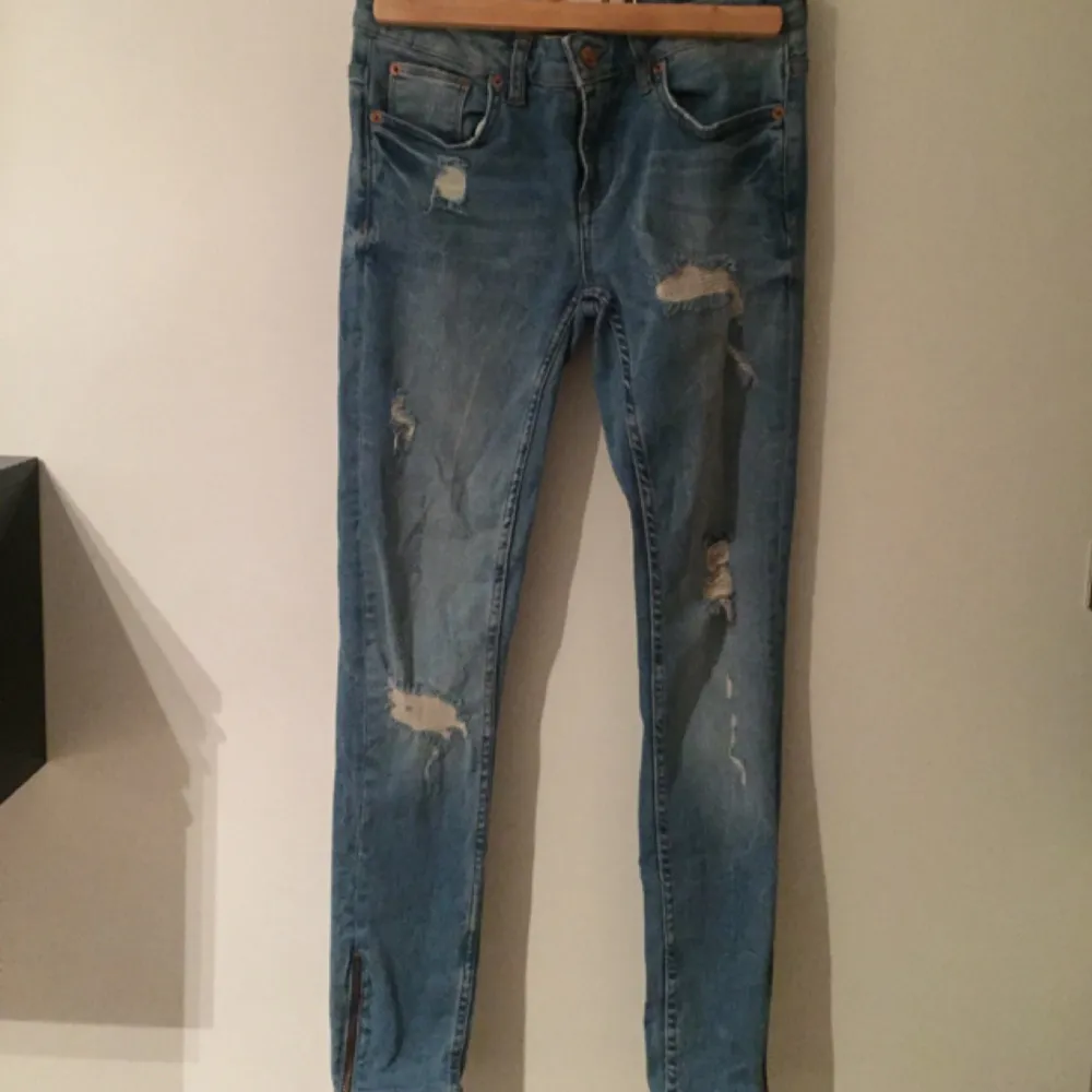 Kristen zip jeans från Gina Tricot använda 3 gånger endast. Stretchig material! Slutsålda!  Storlek 26 Köparen står för frakten. Jeans & Byxor.