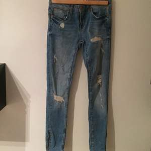 Kristen zip jeans från Gina Tricot använda 3 gånger endast. Stretchig material! Slutsålda!  Storlek 26 Köparen står för frakten