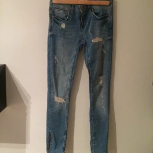  - Kristen zip jeans från Gina Tricot använda 3 gånger endast. Stretchig material! Slutsålda!  Storlek 26 Köparen står för frakten