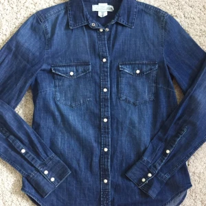  - Mörkblå jeansskjorta från hm. Storlek 36. Plus frakt. Betalning via swish.