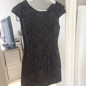  - Superfin klänning i storlek 36. Passar xs-s! Använd en gång på nyår. 