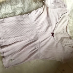  - Odd molly T-shirt. Några små hål därav det låga priset men inget man tänker på tkr jag 😊🌸 pris Inkl frakt 