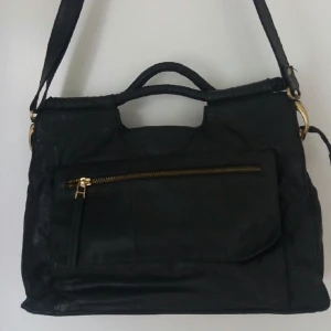  - Lagom stor svart skinnväska från Bianco. Material: snyggt läderimitation och tyg som foder. 