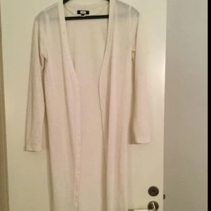  - Lång kofta från Bikbok. Storlek S men aningen liten i storlek tycker jag då den är rätt trång i armarna. Den går ner till ankeln på mig som är 170 cm. "Creme"-färgad.