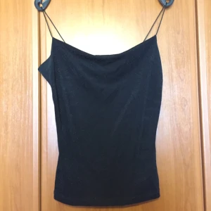  - Svart glittrigt linne i Strl S från H&M.  Ni står för frakten om vi inte möts upp. 