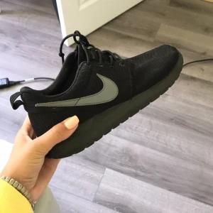  - Säljer ett par Nike roshe run. Sparsamt använda och kommer att tvättas innan dom säljs. 