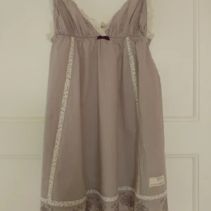  - Supersött linne från Odd Molly i ljus lila med vita smådetaljer.