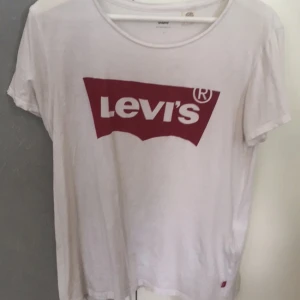  - En go tröja men som jag tröttnat lite på. Är tyvärr som en äldre dam/man/ickebinär när det gäller teknologi så möts upp endast