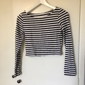  - Randig långärmad magtröja 