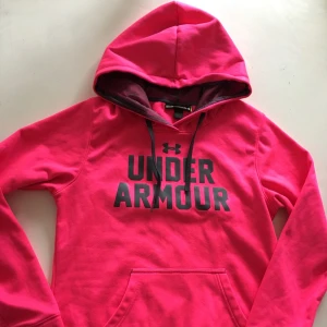  - Mycket bra skick dock har något hänt med snöret runt luvan, se bild. Storlek M  Kan skickas mot fraktkostnad 