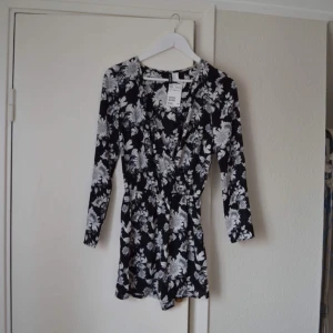  - Blommig jumpsuit från h&m. Aldrig använd (prislapp finns kvar).