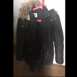  - Med knappar, men dragkedjan är bruten