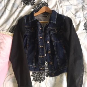  - Jeans jacka, använd ex antal gånger. Tror den är från Levis