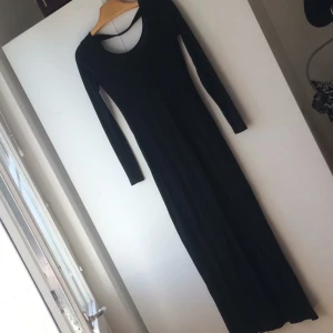  - Helt oanvänd svart långklänning från JC! Smickrande för figuren, svart band i ryggen 