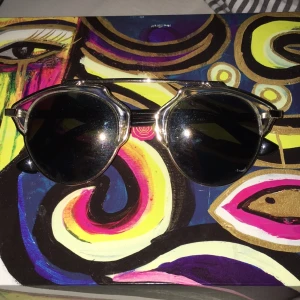  - Snygga solglasögon, påminner om dior.