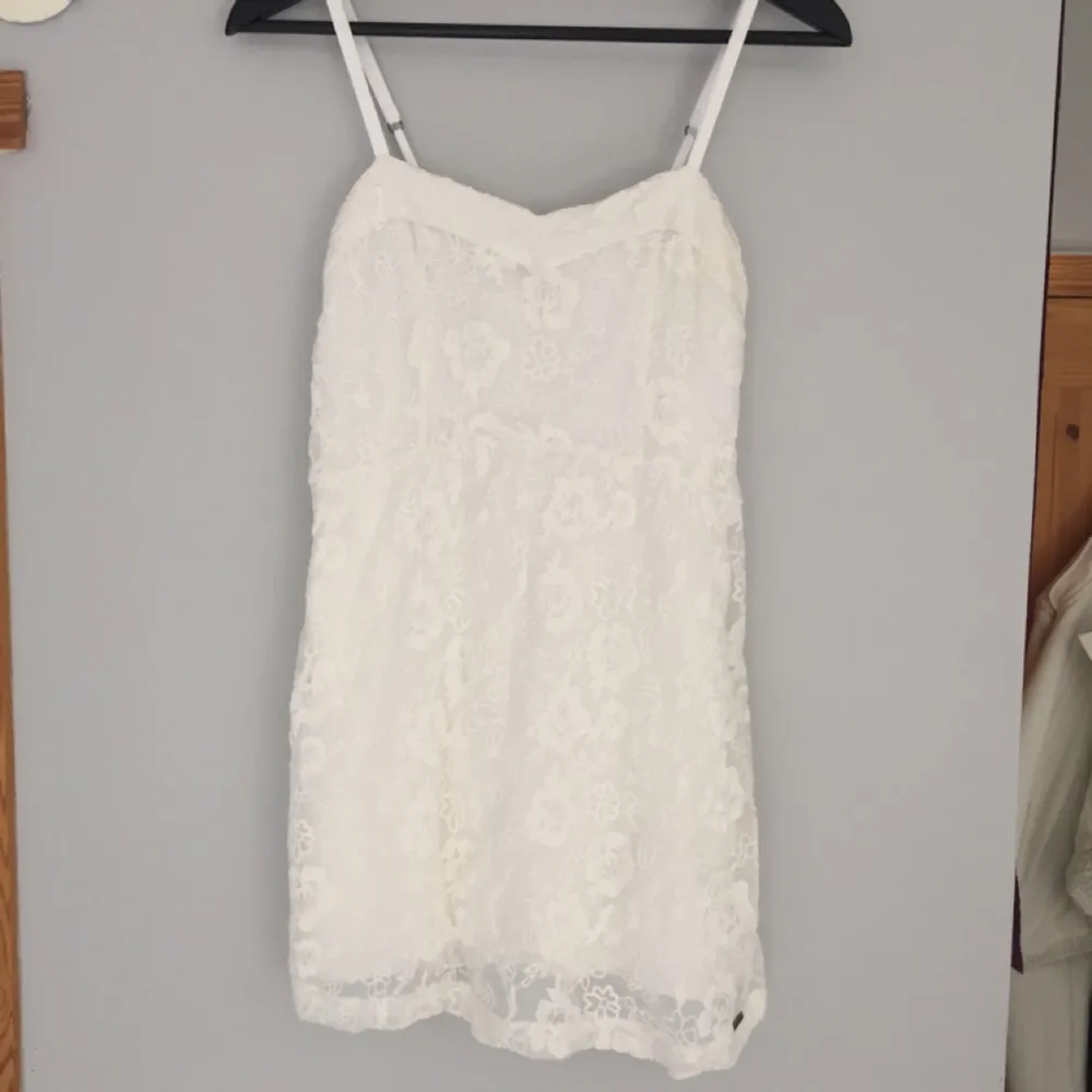 En kort spetsklänning i vitt från Abercrombie & Fitch. I begagnat men fint skick. Det står storlek S i klänningen, men jag skulle säga att den passar bättre till en XS. 60kr +frakt. Klänningar.