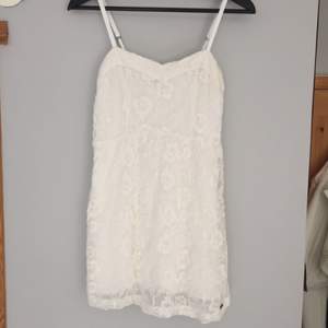 En kort spetsklänning i vitt från Abercrombie & Fitch. I begagnat men fint skick. Det står storlek S i klänningen, men jag skulle säga att den passar bättre till en XS. 60kr +frakt