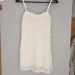 En kort spetsklänning i vitt från Abercrombie & Fitch. I begagnat men fint skick. Det står storlek S i klänningen, men jag skulle säga att den passar bättre till en XS. 60kr +frakt