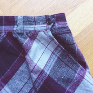  - Rutig kjol med fickor, från beyond retro! Står ingen storlek men skulle uppskatta den som en 40/m! 