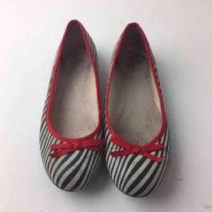Nilson Shoes, Ballerinaskor,  Strl: 40,  Färg: Blå, Vit,  Skick: Normalt