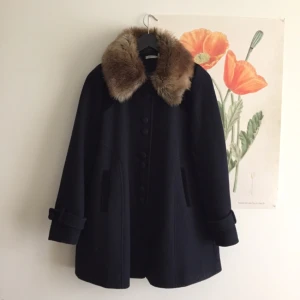  - Jacka från Urban outfitters med krage i fuskpäls. Perfekt skick✨ 