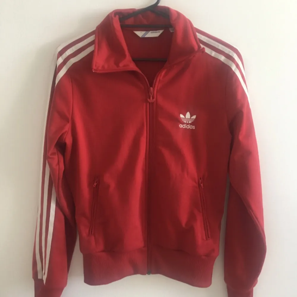  Röd adidaströja i storlek 38. Funkar som en S! . Hoodies.