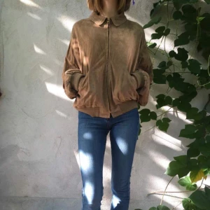  - Storlek: 12  Mått:  Ärm: 61 cm Längd: 60cm Material: Mocka  En vintage mockajacka från Ralph Lauren, tillverkad i italien.  Foder i silkigt skönt tyg. Den är i catalina-modell och passar snyggt som oversize också. Väldigt finns skick. Modellen på bilden är i storlek 34 och är 162 cm lång. Katt och hund finns i hemmet.  Jag befinner mig på Gotland för tillfället och kan skicka mot en fraktkostnad. Har swish