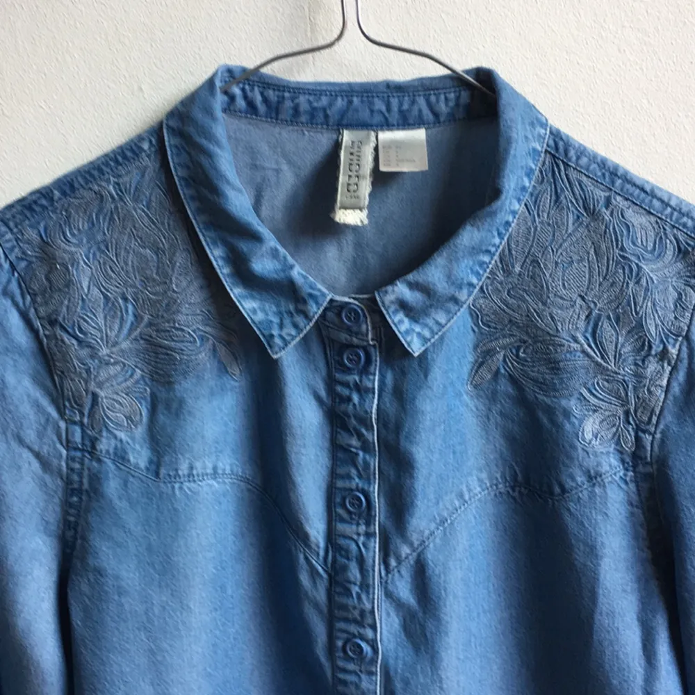 Denim shirt med brodyr på oket fram. Snygg enkel modell. Skjortor.