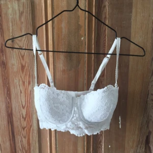  - Fin spets BH, justerbara band och 5 spännen på baksidan🌻   🗯 köparen står för frakten eller mötes upp i Stockholm 