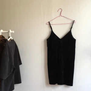  - svart klänning från Monki i krossad sammet. fin rak passform. helt ny, aldrig använd - säljer pga fel storlek 💧