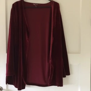  - Vacker kimono/kofta i vinröd sammet.  Kan mötas upp i Uppsala, annars står köparen för frakten:)