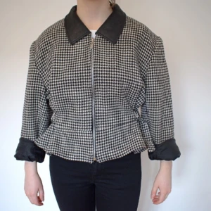  - Vintage jacka i hundtandsmönster med reglerbara spännen i sidorna. 