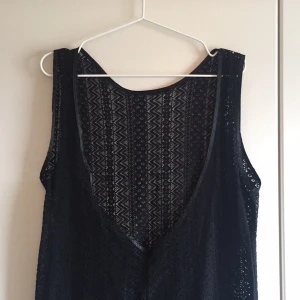  - Fin, lätt mönstrad "genomskinlig" klänning.  Billig frakt tillkommer.  