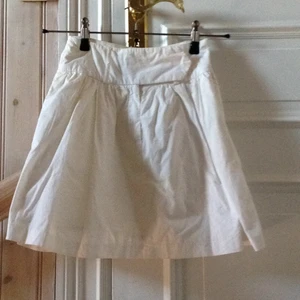  - Lätt utställd vit kjol 