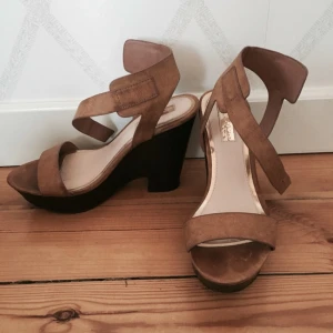  - Klackar från Miss Selfridge. Enbart använda 2 gånger. Vanliga förslitningar på undersida.
Frakt tillkommer.