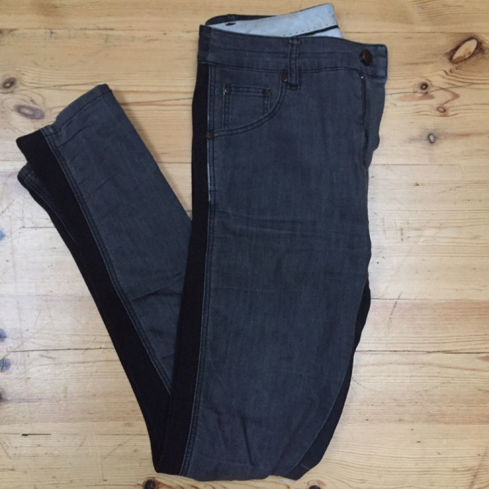 Snyggt slitna Whyred-byxor med svart resor på yttre benet. . Jeans & Byxor.