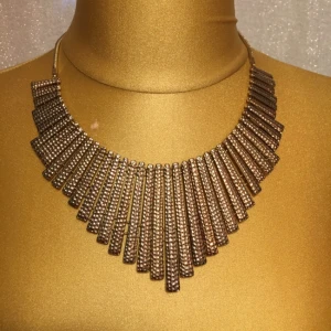  - Halsband från Topshop i fint skick, kan skickas om köparen står för porto eller mötas upp i Solna 