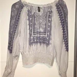  - Jättefin topp/blus. Dras ner vid armarna. Även denna är helt slutsåld! Kan ta bild hur den sitter på. Kan frakta! 