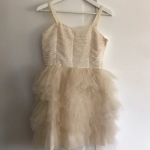  - Klänning från HMs barnavdelning. Storlek 164 vilket motsvarar ca 34/36 i vuxenstorlek. Använd en gång.