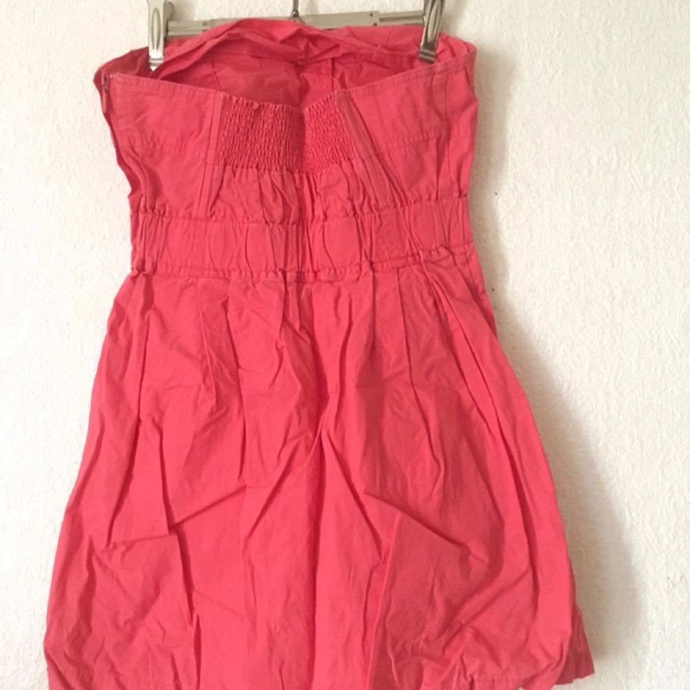 Kort klänning som gör att man ser  Plick Second Hand