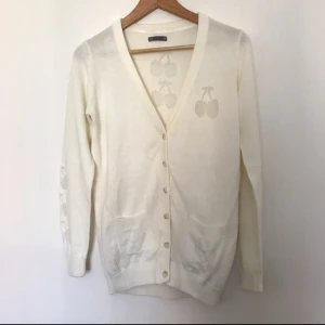  - Körsbären är stickade tunnare så dom är lite genomskinliga. Ca 70 cm lång, 60% bomull och 40% akryl, inga skavanker