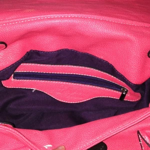 - Rosa handväska, ganska mycket utrymme 