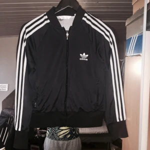  - Den klassiska adidas koftan, seriöst knappt använd!  Nypris, 600:- Pris kan diskuteras vid snabb affär :)