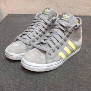  - Superfina Adidas kicks i grå mocka med gula detaljer. Endast använda en gång, köpta i Adidasbutik i Italien  👟💛