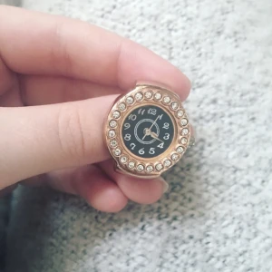  - Säljer denna söta klockring i Roséguld🌸