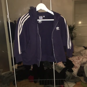  - Adidas hoddie, typ blå, croppad vid naveln typ