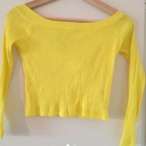  - SOMRIG gul ribbad tröja som tyvärr är för liten på mig. Superfin och mjuk kvalitét! 