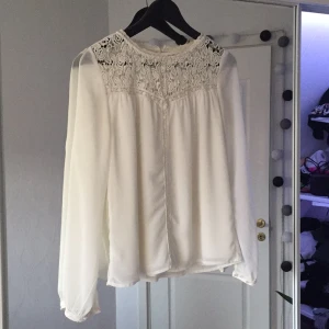  - Skön blus från Vero Moda, knappt använd, nypris 450kr. Jättefina spetsdetaljer!!