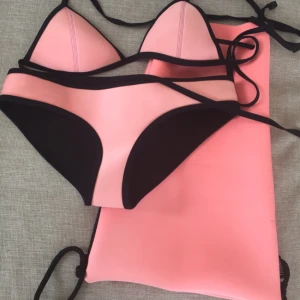 - Hej! Nu säljer jag min knappt använda bikini från Triangl i stl XS. 