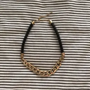Gold and leather necklace från H&M